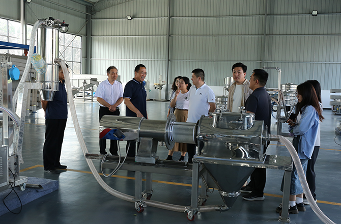 頂端新聞記者 鄒皓羽 振動篩分、封頭制造、金水電纜、中原農谷，一個個都是新鄉市重點產業的響亮名片。 9月21日，“十大戰略進行時——數智河南 豫見未來”采訪團抵達新鄉市，深入了解該市重點產業數智轉型的產業布局情況。 振動產業看新鄉，精細篩分高服強 “常說新飛冰箱好，以后是新鄉篩分好?！痹谛锣l市高服篩分機械有限公司，董事長賀占胥是一名務實者，從1982年創立公司至今，他已經在振動篩分行業深耕了30多年。 振動篩分行業雖是一個小眾領域，但在工業生產制造中卻發揮著關鍵作用?！昂Y分作業是重要的生產環節之一，振動篩分設備相當于工業之腎，可以大幅提高生產原材料的品質質量和生產效率。” 賀占胥表示，無論客戶提出多細微的篩分要求，我們百分百都能做好! 在賀占胥的帶領下，公司專注于精準篩分設備的研發和制造，從概率篩分到準確分級，從無塵篩分過濾到構建智能化篩分系統，解決了在精細篩分領域眾多“卡脖子”難題，成功研發出國內首套新型超精細氣流篩分機，隨著創新突破，還研制出了旋振篩、超聲篩等多項新產品，成為精細篩分行業中的領先者，2021年獲評國家級專精特新“小巨人”企業。 “從創新驅動的角度來說，我們目前獲準有400多項國家專利?！备叻Y分機械有限公司研發部副總王躍河表示，公司創新緊貼市場需求，在精細篩分領域做到了設備品種最全，用戶最廣?！懊磕晖度氲目蒲薪涃M占銷售收入的5%-7%?！?據了解，新鄉縣現有振動設備生產企業334家，配套生產企業110余家，形成了完整的上下游產業鏈，全國振動機械總產量60%來自新鄉。2022年，新鄉縣的振動產業占全國市場80%。2023年4月，新鄉縣被中國重型機械工業協會授予“振動之都”稱號。 來源：頂端新聞